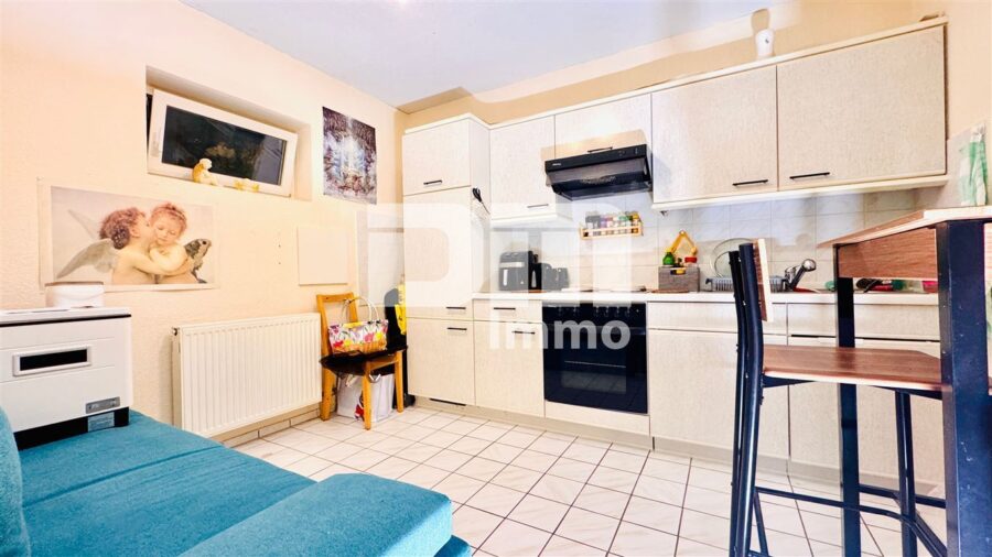 Einfamilienhaus mit Einliegerwohnung in Traumlage mit Terrasse, Naturgarten und Garage - Souterrain Küche / EBK